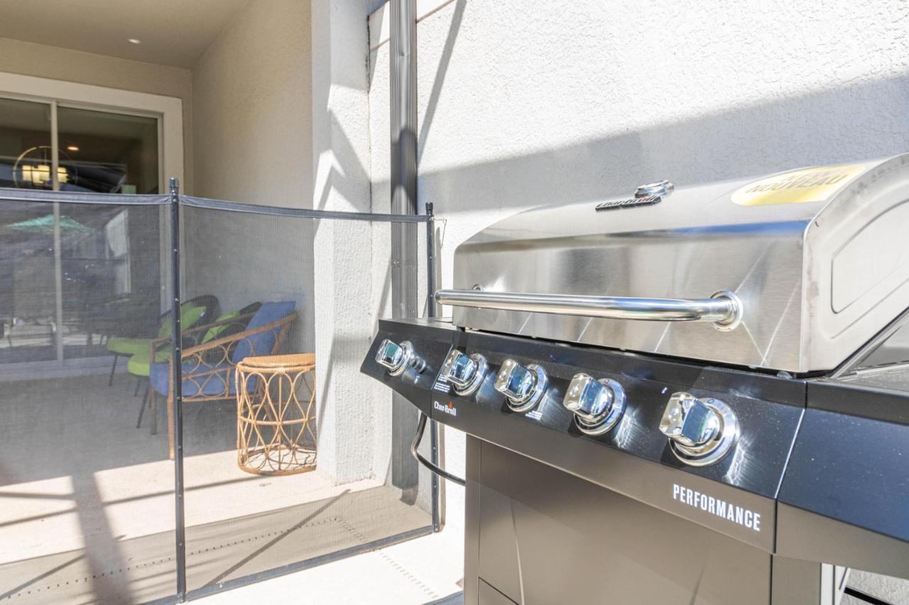 Storey W Pool Near Waterpar *